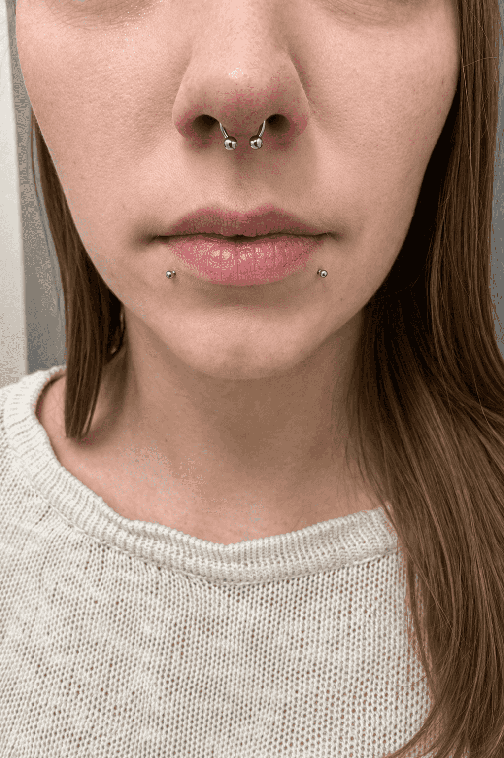 femme avec piercing septum et snake bites