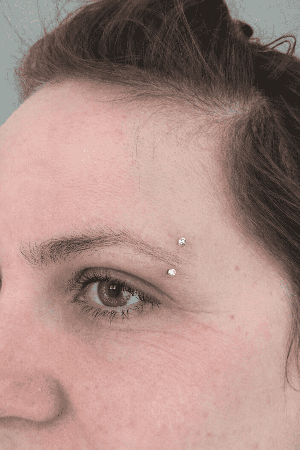 femme avec un piercing au sourcil