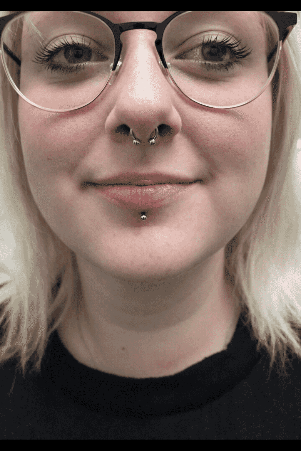 femme avec ashley et piercing septum