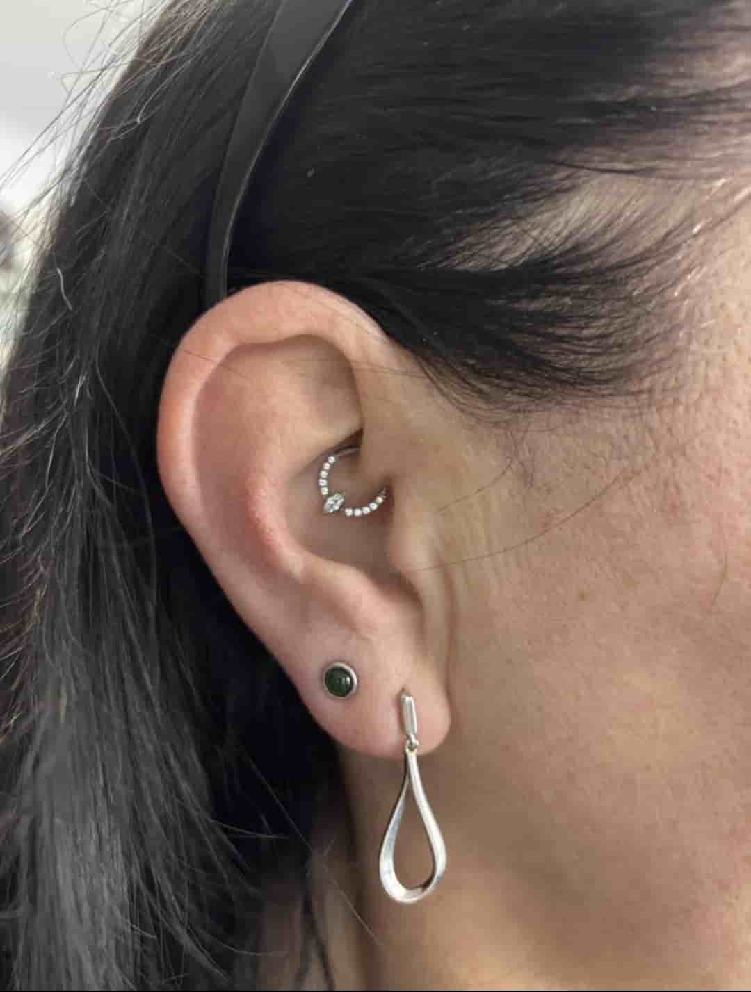 piercings à l'oreille dont un piercing daith