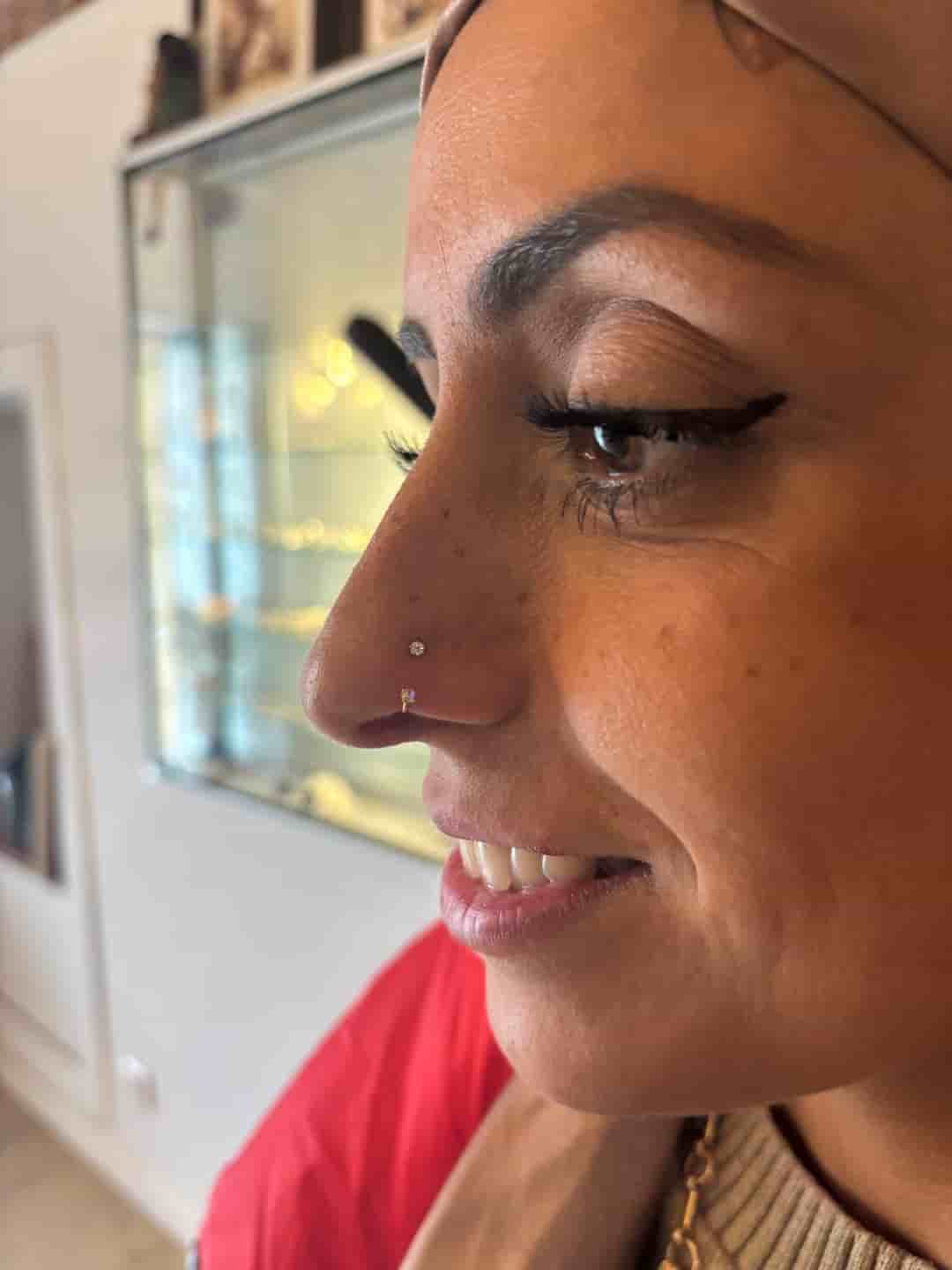 femme avec piercing au nez