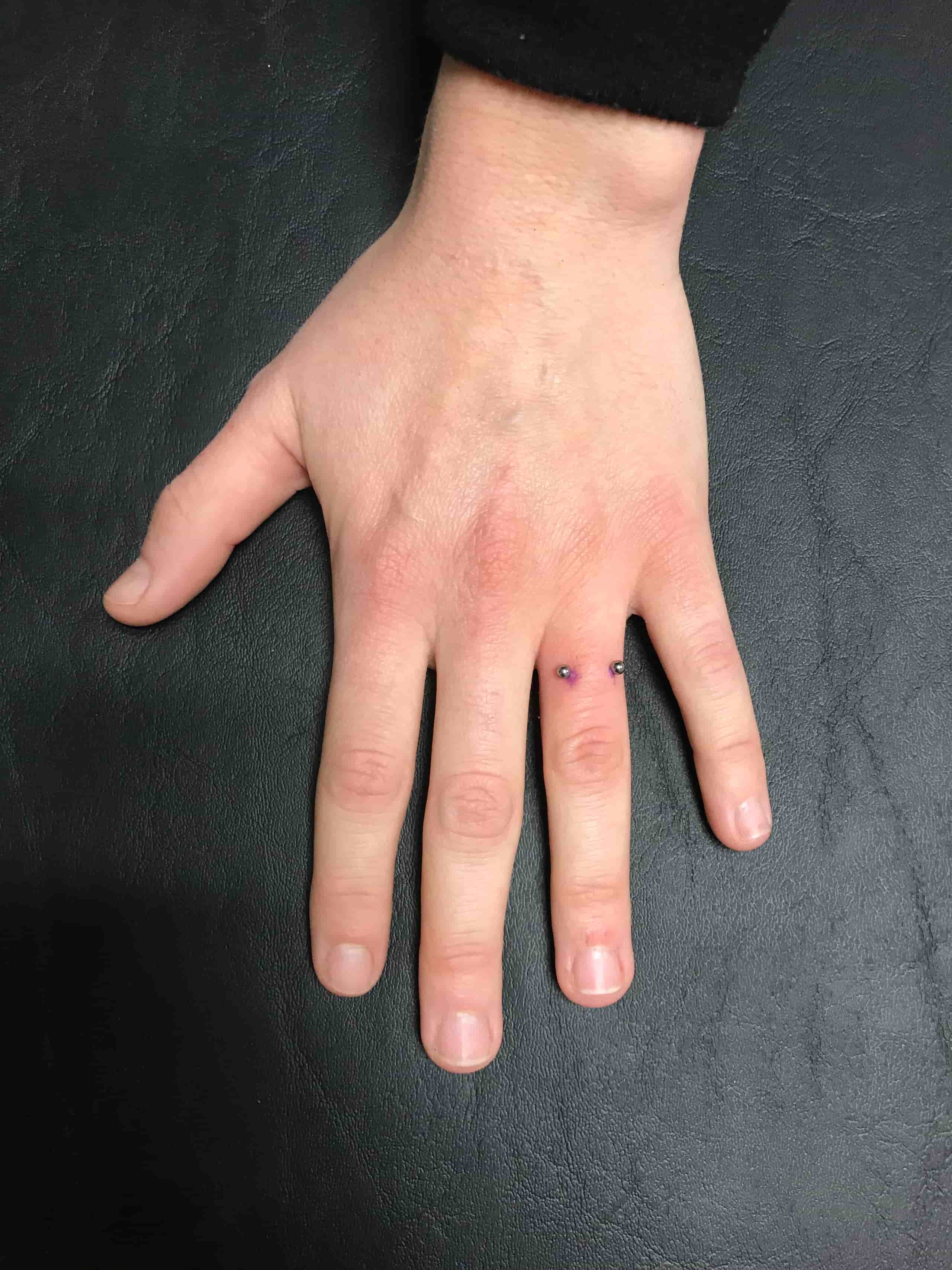 piercing sur l'annulaire gauche
