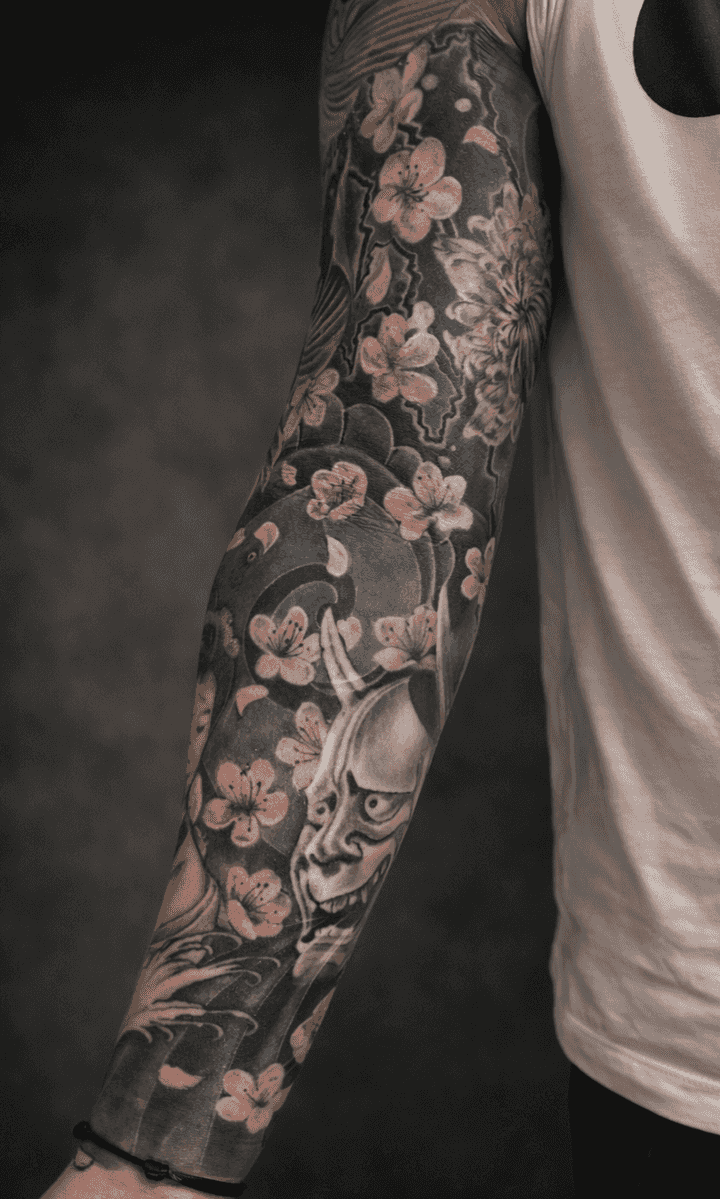 tatouage floral asiatique sur un bras manchette