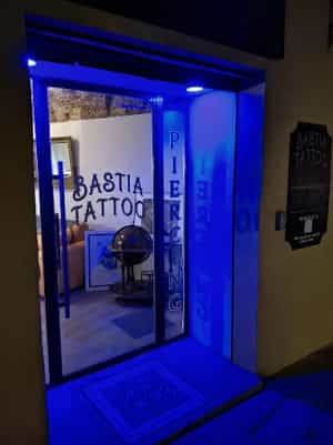 Devanture du salon Bastia Tattoo de nuit, éclairé en bleu